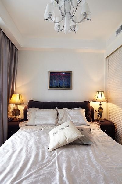 现代风格温馨卧室装修图