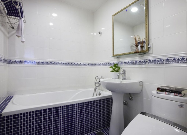 简洁日式风格家居卫生间浴缸设计装修效果图
