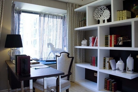 读书也算是修身养性的事情，能与自然交融是最好的。所以，书房选择了采光好的房间。书桌的摆放 也紧靠窗户。书柜的造型设计也比较独特，融合了现代风格的特点。简约而不简单。