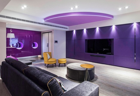 设计师以崭新形态与缤纷色彩，为长期旅居伦敦的屋主，量身打造独一无二的特色住宅，让每位来访的宾客感受视觉冲击与创意浪潮，丰富每个人的视野与心境。甫进门，宛如进入一处色彩鲜明的国度，空间中以紫作為主色调，并运用14种不同色阶来呈现，大胆玩味设计语汇。