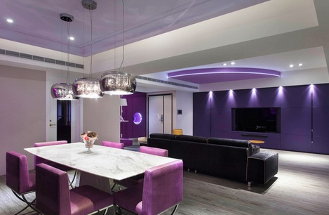 设计师以崭新形态与缤纷色彩，为长期旅居伦敦的屋主，量身打造独一无二的特色住宅，让每位来访的宾客感受视觉冲击与创意浪潮，丰富每个人的视野与心境。甫进门，宛如进入一处色彩鲜明的国度，空间中以紫作為主色调，并运用14种不同色阶来呈现，大胆玩味设计语汇。