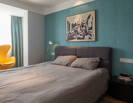 房主期待睡眠空间要更干净、干纯，所以选择深蓝色壁纸、几何造型来布置主卧室。主卧室注重功能，简化设计，线条简练，多用明快的颜色。