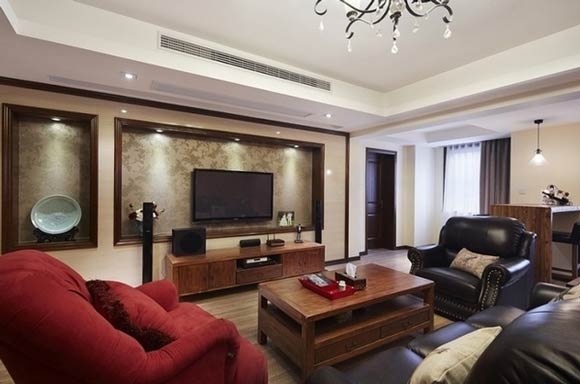 客厅里的家具不是直接的复古，而是采用古典主义的精神，橘红色的沙发背景墙和红色的布艺沙发搭配黑色的皮质沙发、实木的茶几，大胆运用装饰色彩，追求人们喜欢的古典的精神与文化。