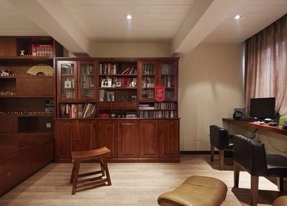 实木的古典书柜很受儒雅人士的喜爱，古典的造型融入静心的设计展现典雅质朴的独特风格。