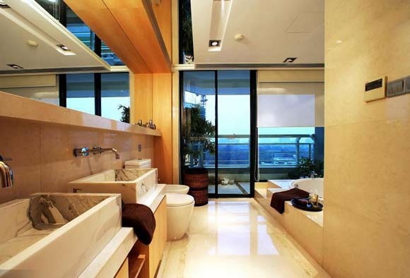 卫生间依旧以暖色为主，空间较大，搭配圆形大浴缸；阳台设计巧妙铺上鹅卵石，感觉更惬意享受。