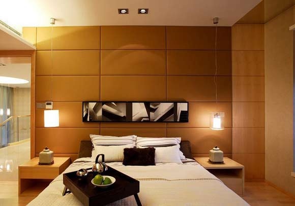卧室软包的背景墙，可以提高档次；用暖色调，搭配简单家具，给人以舒适的感觉。