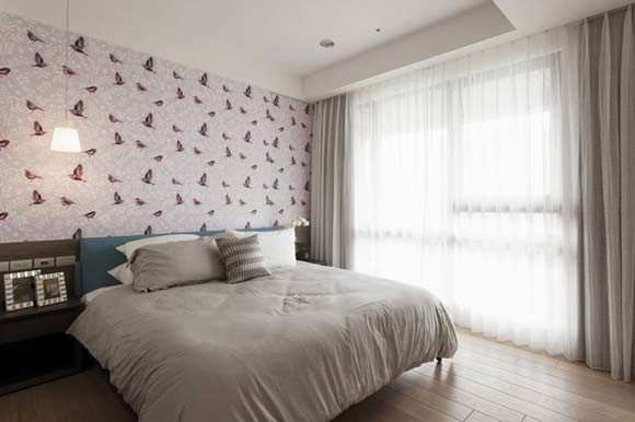 我们再来看看卧室，简洁明亮的卧室，床头后的背景墙运用了带有蝴蝶花纹的墙纸偏紫色，也为整个卧室添加了俏皮的活跃感。