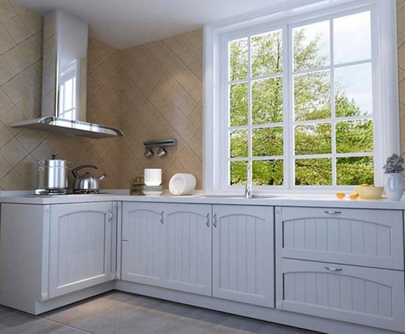 L型的厨房设计，利用拐角节省空间，形成烹饪区和清洗区的完美空间，靠窗的设计采光较好。