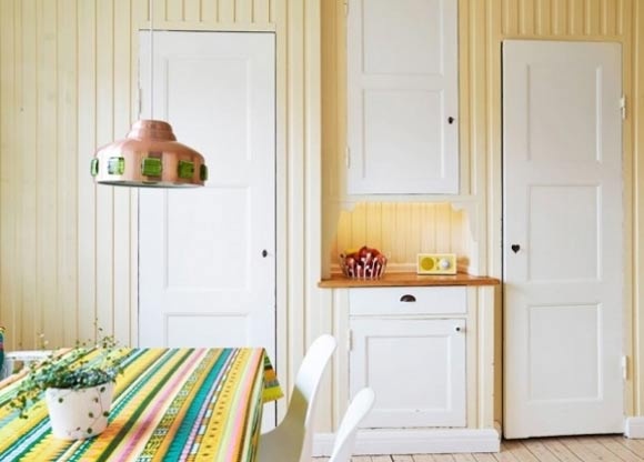 洁白注重采光的北欧风格，搭配自然感十足的木质家具，越来越受到众多屋主的喜爱，但你可别忘了，丰富的色彩也是北欧风格营造居家暖度的重要因素之一。这套案例的公寓，运用丰富的色彩营造温暖居家环境。首先，不同于一般的是，墙面以较粉色的鹅黄色为主，让人一进门就能马上感受到空间的温度。记得空间保留一个主要色调去搭配，简单和谐不会看起来杂乱。如果认为彩色家具太贵，可以先由色彩丰富的布织品起手，桌巾、地毯、抱枕，都是可以较轻松取得的单品，等有能力在慢慢添购家具。