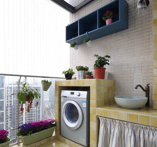 对于喜爱种植花草的人来说，可以在阳台种种鲜花和绿植，也是家中的一处景观，阳台上放洗衣机将空间合理的利用起来，洗衣晾晒合为一体，提高空间利用率是个不错的选择。 
