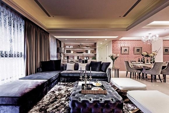 沙发区。借景书房区以镜面搭就的展示立面为时尚基底，家私软件以紫色与餐厅侧的粉色壁纸，共塑奢华浪漫氛围。