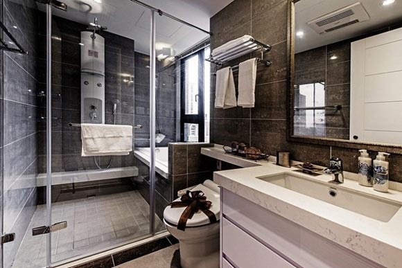 主卧卫浴。将浴缸与淋浴的湿区一同划分于采光窗前，将洗澡沐浴的「湿」与灌洗机能的「干」清楚划分。