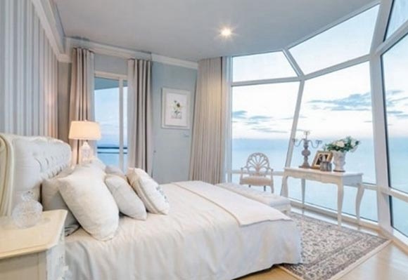 在你心爱的卧室搭配一个大大的落地窗，无论何时都能欣赏到外面的风景。