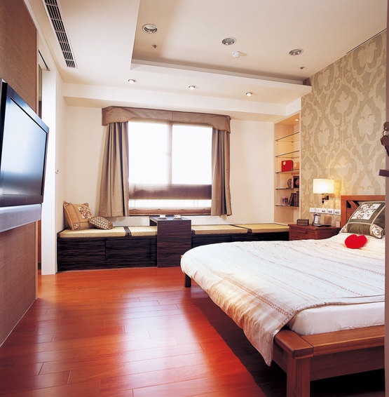 现代红桃木地板卧室装修