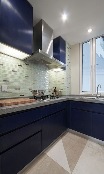 现代深蓝色橱柜精致厨房装修