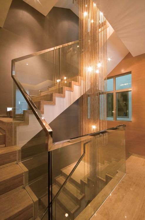 北京别墅装修设计——楼梯间梯间 长的现代水晶吊灯 现代的玻璃扶手