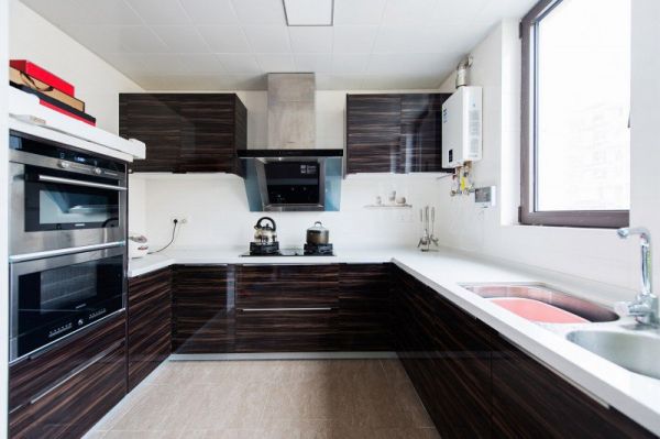 现代别墅室内厨房装修效果图片