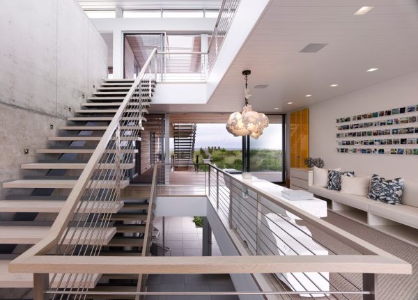 美式别墅室内楼梯设计效果图