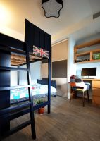 现代原木色三居室内装修设计图片