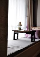 现代原木色三居室内装修设计图片