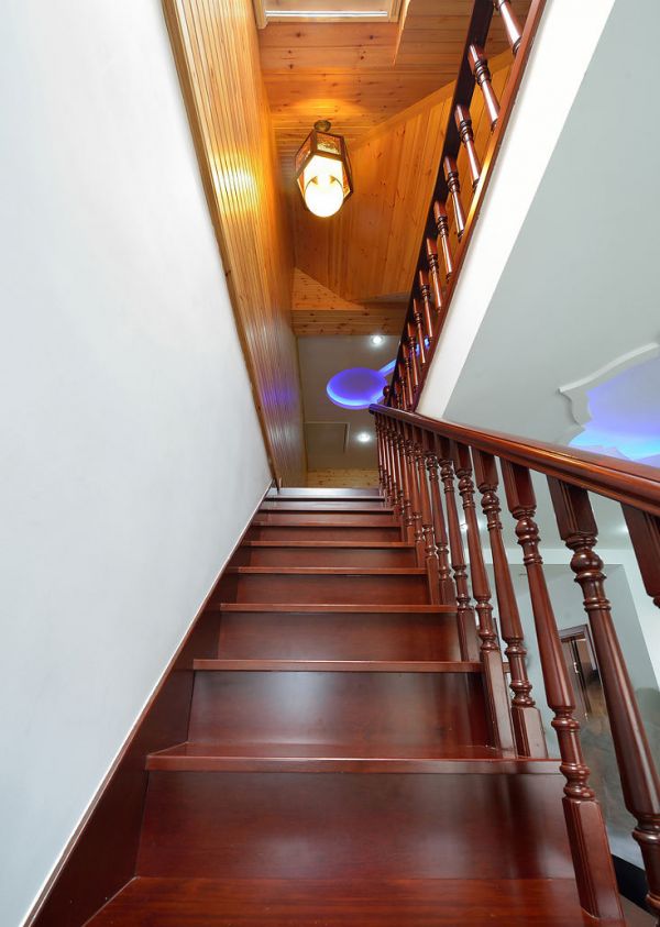 现代木楼梯设计装饰效果图
