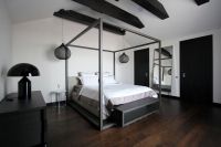 俄罗斯黑白复式卫生间设计