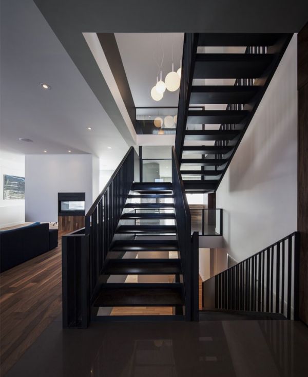 加拿大黑白调别墅楼梯设计