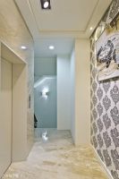 蓝与白的沙发背景墙图