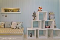 蓝与白的沙发背景墙图