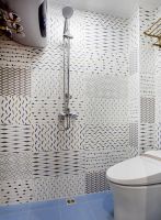 明深色背景墙色调和线条搭配温馨有质感的软装，