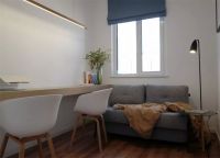 低饱和度灰蓝色+暖黄、少女粉，利落整洁