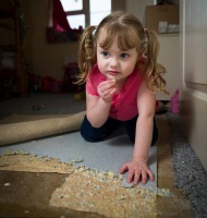 英国4岁女童吃家具成瘾 家中地毯海绵被吃掉大半