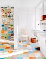妙趣横生！多色瓷砖拼贴的七彩浴室