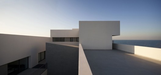 一楼室外空间和第三个房子的屋顶平台是这个项目空间元素的主要区别。设计最终实现了海景房要求和良好的户外体验。