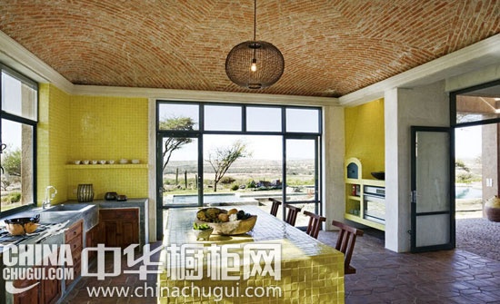 向厨房背景墙要清爽空间 淡淡柠檬色打造漂亮厨房 厨房装修效果图