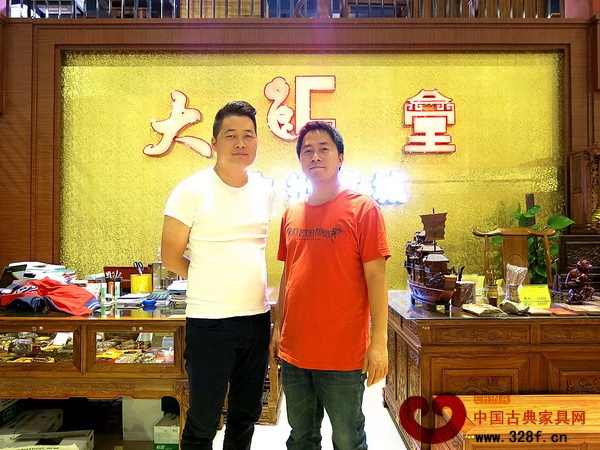 大汇堂总经理胡春腾（左）与胡春龙（右）合影