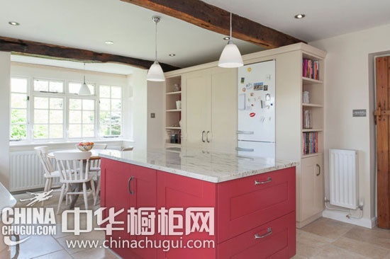 为厨房增添一抹红 岛台橱柜诠释乡村舒适兼具现代时尚 开放式厨房橱柜