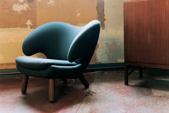 过去鹈鹕椅因为自由的造型在当时过于前卫而遭人取笑，《鹈鹕椅》最早的上扬扶手，甚至被人戏称像是「累瘫的海象」。但是，现在的单椅早就被纽约现代艺术博物馆 MOMA 所珍藏。