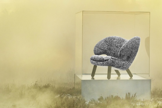 这次采用丹麦艺术家 Asger Jorn 的画作《Macbeth》作为《鹈鹕椅》的椅套，为这张单椅添加更多艺术气息。（Photo Credit：Onecollection）