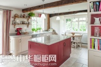 为厨房增添一抹红 岛台橱柜诠释乡村舒适兼具现代时尚