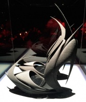 与女建筑师扎哈哈迪德谈谈她的设计方法——跨界鞋品发布