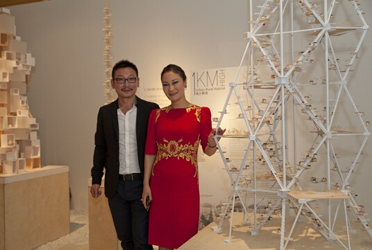 　锐驰销售总监徐吉存先生（左）与红星美凯龙董事副总裁车建芳女士（右）