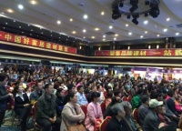 萨米特活动不停，镜头不歇即