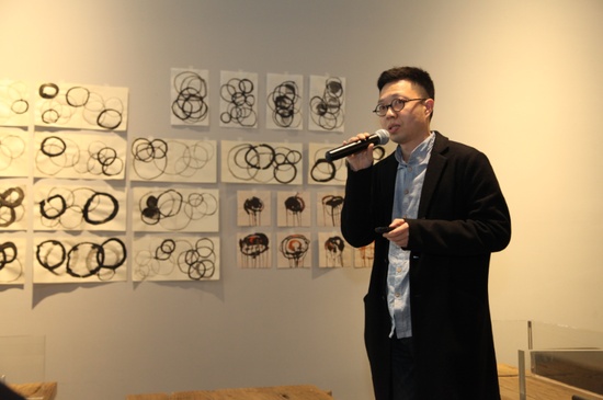 从3月29日至5月3日，人们可以在五周时间里通过登录 10 Corso Como 官方微博(http://weibo.com/10CorsoComoOfficial) 为自己的欣赏的设计师投出宝贵的一票。最终票数最高的设计师的作品将在10月份北京国际设计周期间于10 Corso Como北京概念空间展出，届时中国新锐设计师的作品将与世界级的设计大师的杰作交相辉映。 欢迎您踊跃投票，与10 Corso Como共同见证本次评选花落谁家！ 10 Corso Como(www.10corsocomo.cn)为全球首个时尚设计概念标地，从1991年创始之初就提倡一种全新的购物理念悠闲购物（Slow Shopping）。这种理念倡导来访者将他们仓促的情绪抛诸脑后，悠然自得地享受发掘惊喜和珍宝的乐趣。10 Corso Como将艺术、设计、时尚及美食元素融为一体，并被设计为多功能区域，人们能在此萍水相逢并交流不同文化、理念和经历。店名取自其位于米兰一栋旧工厂地址，如今10 Corso Como在米兰、首尔、上海、北京均有门店。 新锐中国设计师评选投票地址http://vote.weibo.com/vid=2956313&source=f