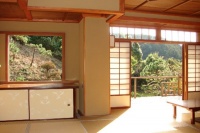 中日卫生间文化对比：厕纸到底扔哪里？