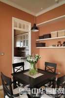 窄长厨房搭配双排橱柜 传递家的温馨感