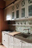 窄长厨房搭配双排橱柜 传递家的温馨感