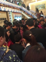 临沂600人冒雨抢砖 金朝阳陶瓷明星签售会完美收官