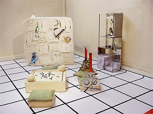2006年米兰家具展卫星沙龙展清华美院展览现场。      毛衣柜：王蕾，食盒棋具：朱婕