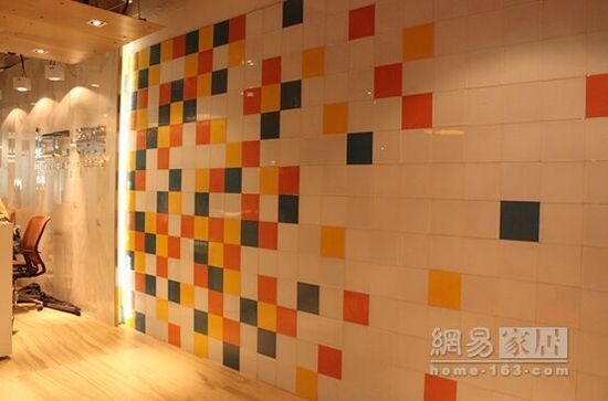 入门彩色“马赛克墙面”灵动多彩，同时也是ICC产品的展示墙。